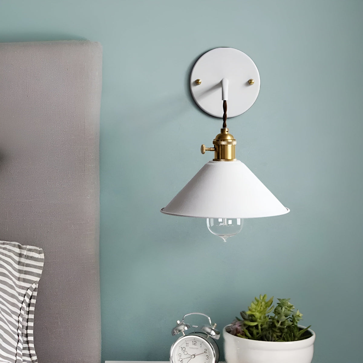 Retro væglampe i blå – kegleformet design