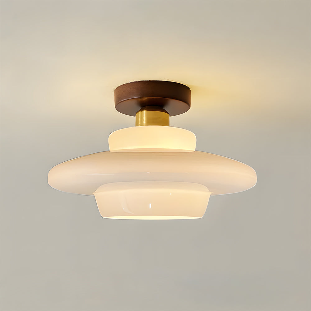 Loftlampe set fra siden – profil af valnød og glas