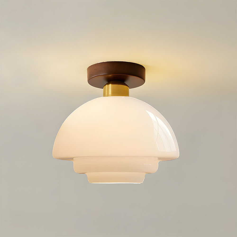 Loftlampe i nordisk køkken over spisebord