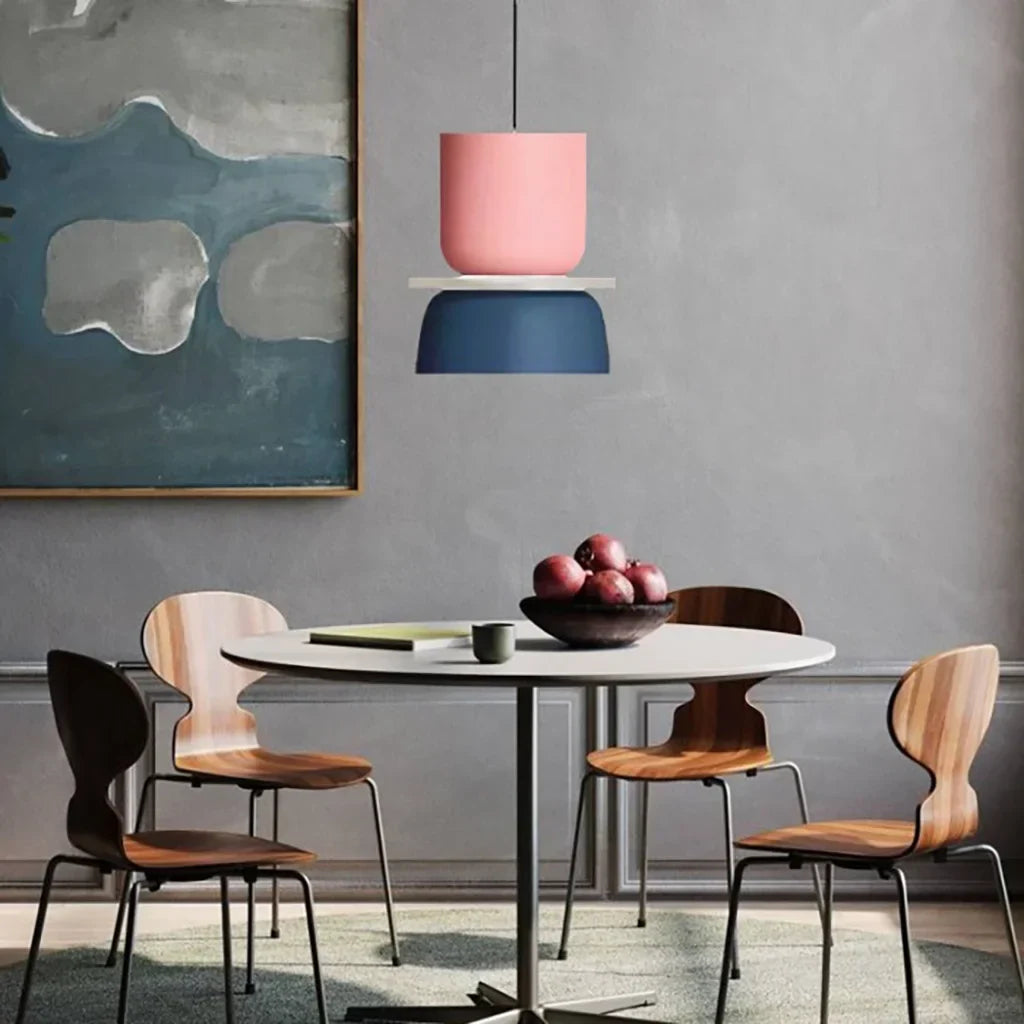 Skandinavisk lampe i rosa og navy i soveværelse