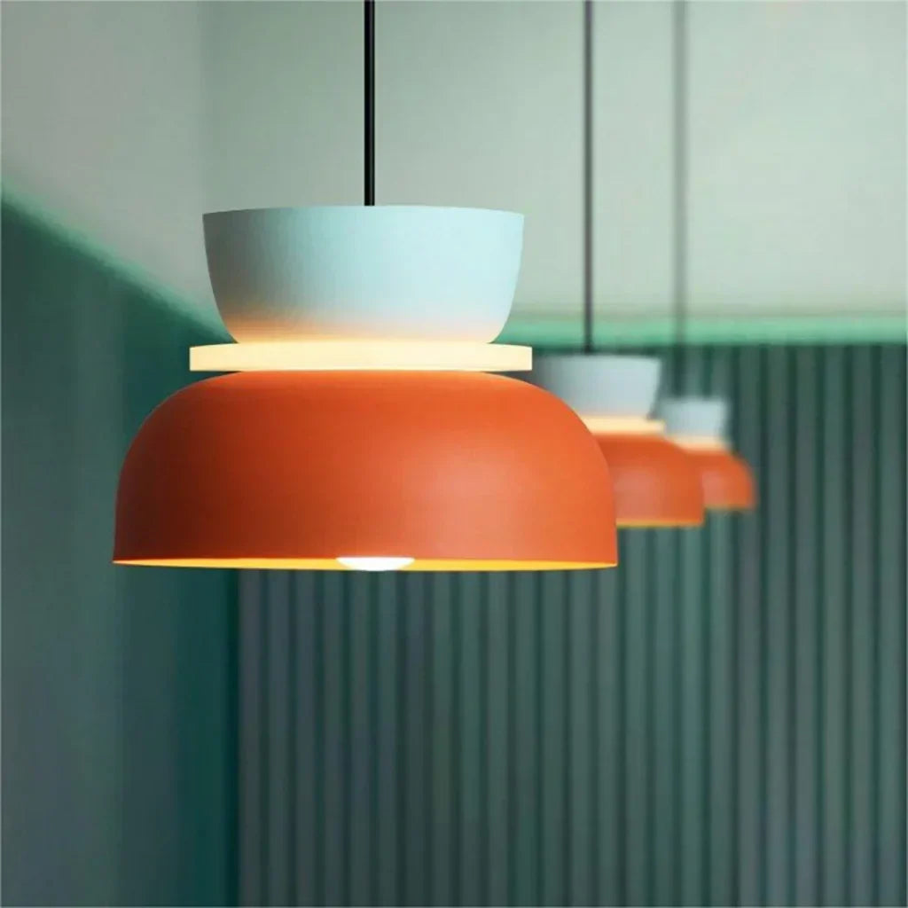 Loftlampe i nordisk stil med navy og gul farvekombi