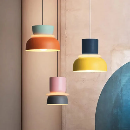Detalje af farveaccent på nordisk pendellampe