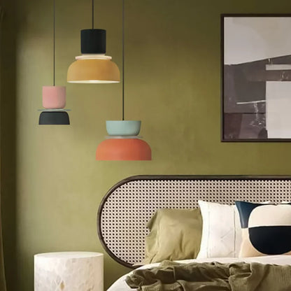 Nordisk loftlampe set nedefra med synlig fatning
