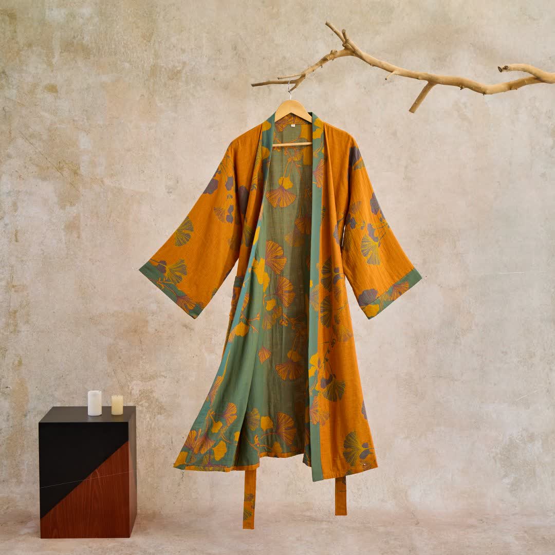 Kimono badekåbe med ginkgo-print – set fra siden