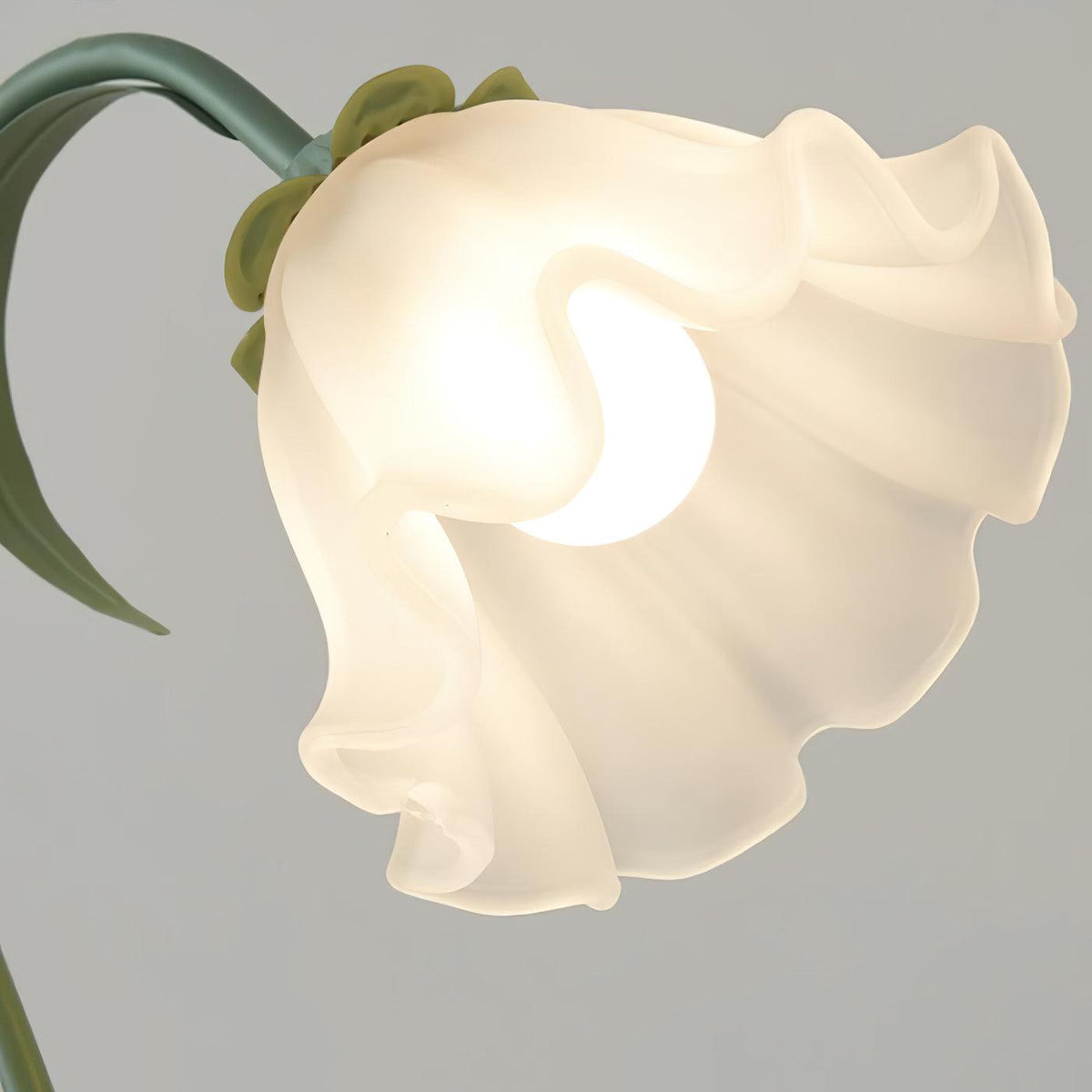 Dekorativ sengelampe med blomsterdesign i grønt akryl