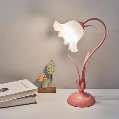 Dekorativ bordlampe i lyserød blomsterform