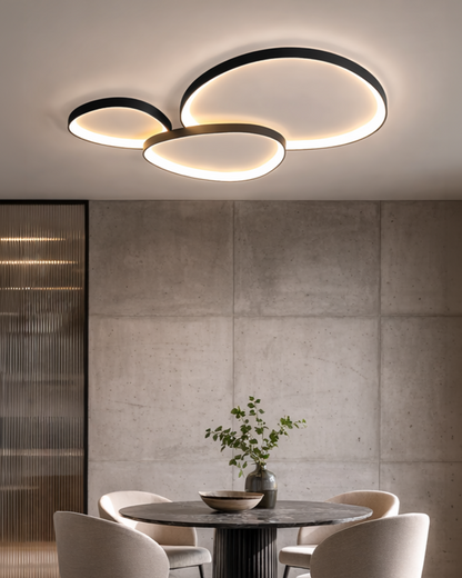 Minimalistisk hvid LED loftlampe med flad profil mod hvidt loft