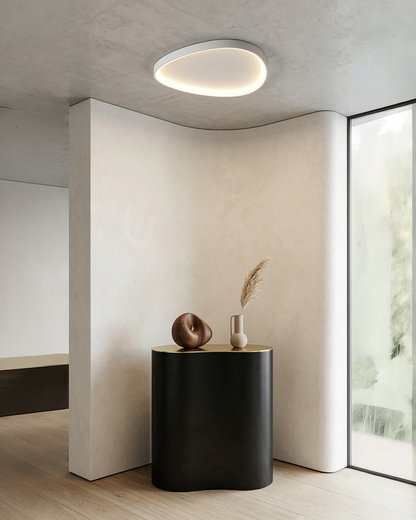 Sort minimalistisk loftlampe monteret i soveværelse