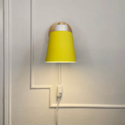 Væglampe set fra neden med drejelig skærm