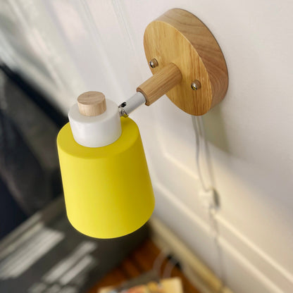 Væglampe set fra siden med justerbar skærm