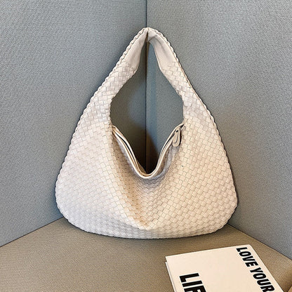 Beige flettet strandtaske – tidløst sommerdesign i PU-læder