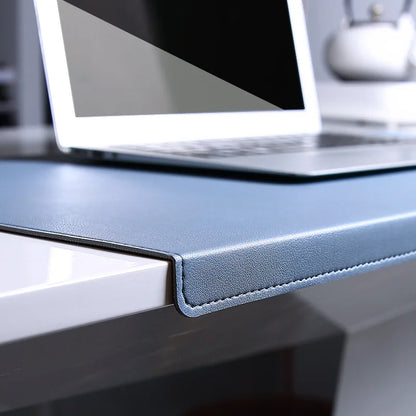 Ergonomisk skrivebordsunderlag i kunstlæder med håndledsstøtte – set forfra