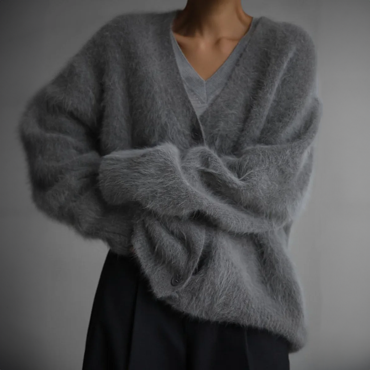 Kvinde i løstsiddende kashmir cardigan til efterår og vinter