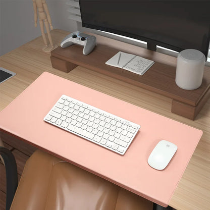 Deskpad i blå kunstlæder med gaming-setup og mus