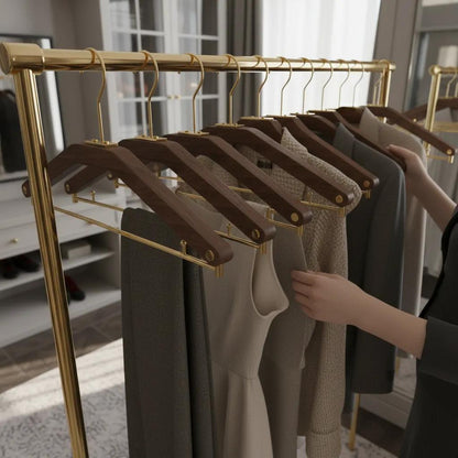 Træbøjler i Valnød – Elegant og Robust Opbevaring til Tøj og Tilbehør | Perfekt til Garderobe og Butik 4
