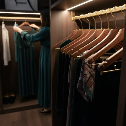 Træbøjler i Valnød – Elegant og Robust Opbevaring til Tøj og Tilbehør | Perfekt til Garderobe og Butik 6