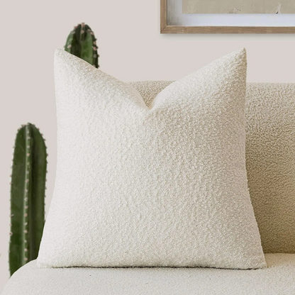 Bouclé pudebetræk i hvid på sofa – 45x45 cm