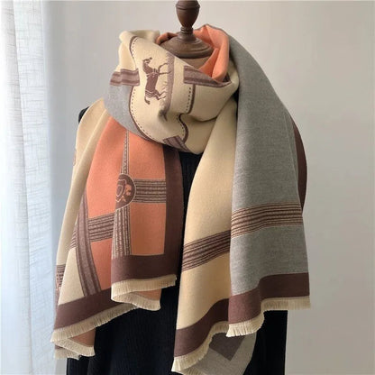 Rosa kashmirsjal vist som skuldersjal på model