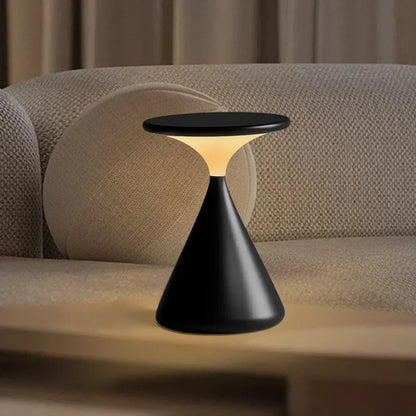 Samling af bordlamper i hvid, beige og sort – timeglasdesign