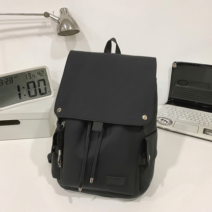 Detalje af taskens udvendige lommer og lukkemekanisme