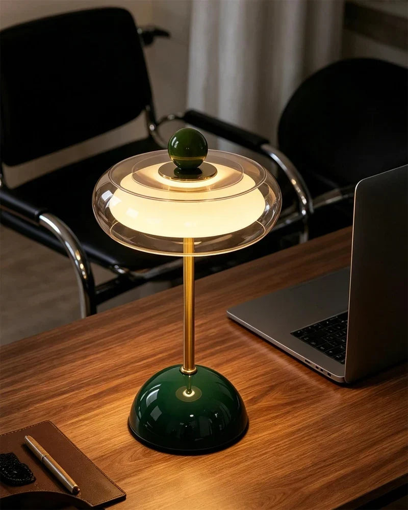 Genopladelig glasbordslampe i grøn med retro-design og guldfarvet stang