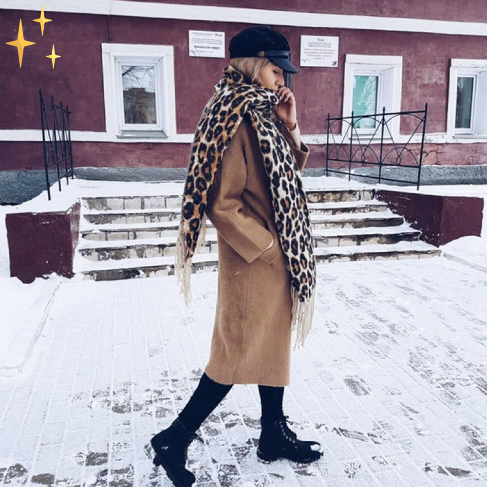 Damestørklæde med dyreprint og frynser – styling inspiration vinter