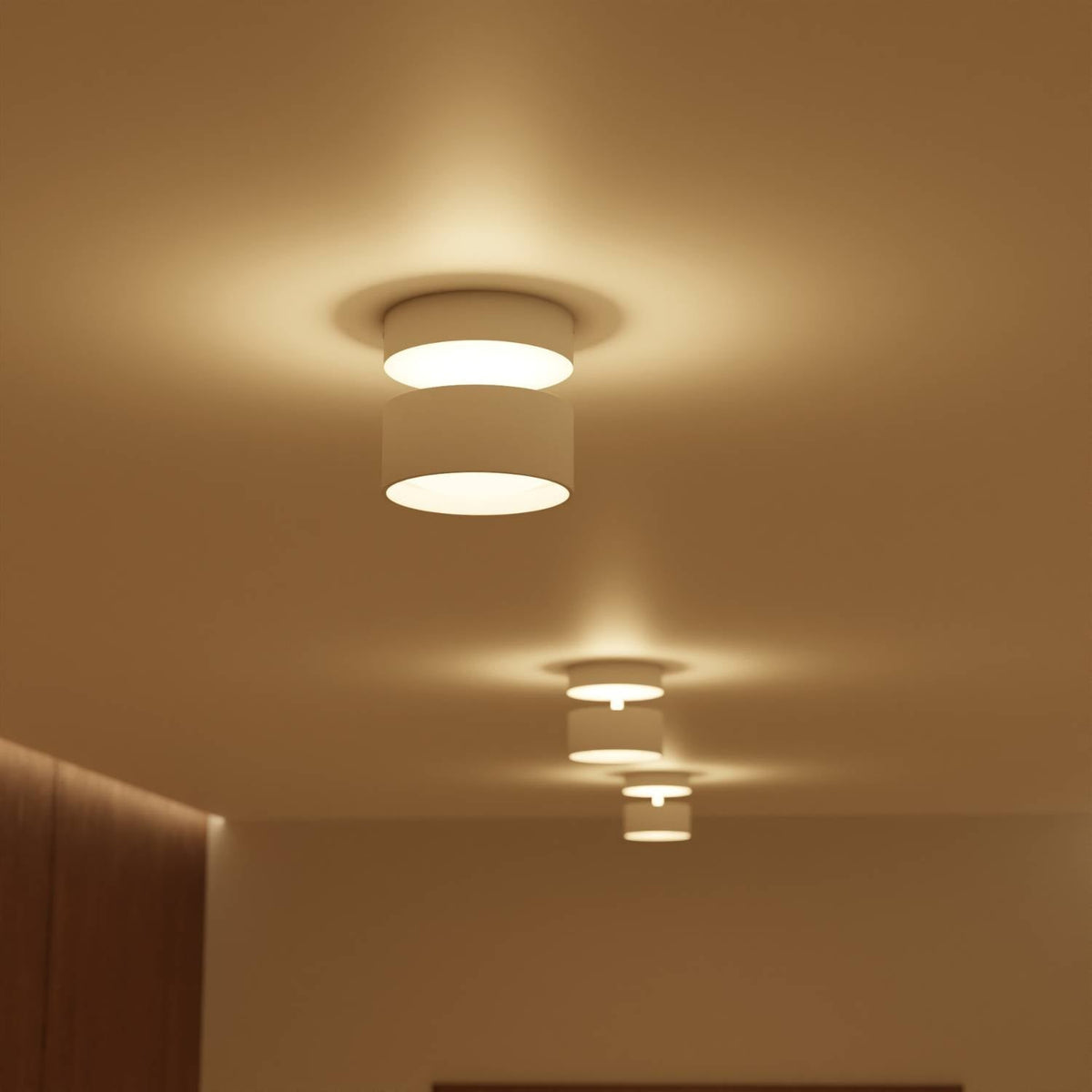 Hvid aluminium loftlampe med up/downlight i minimalistisk rum
