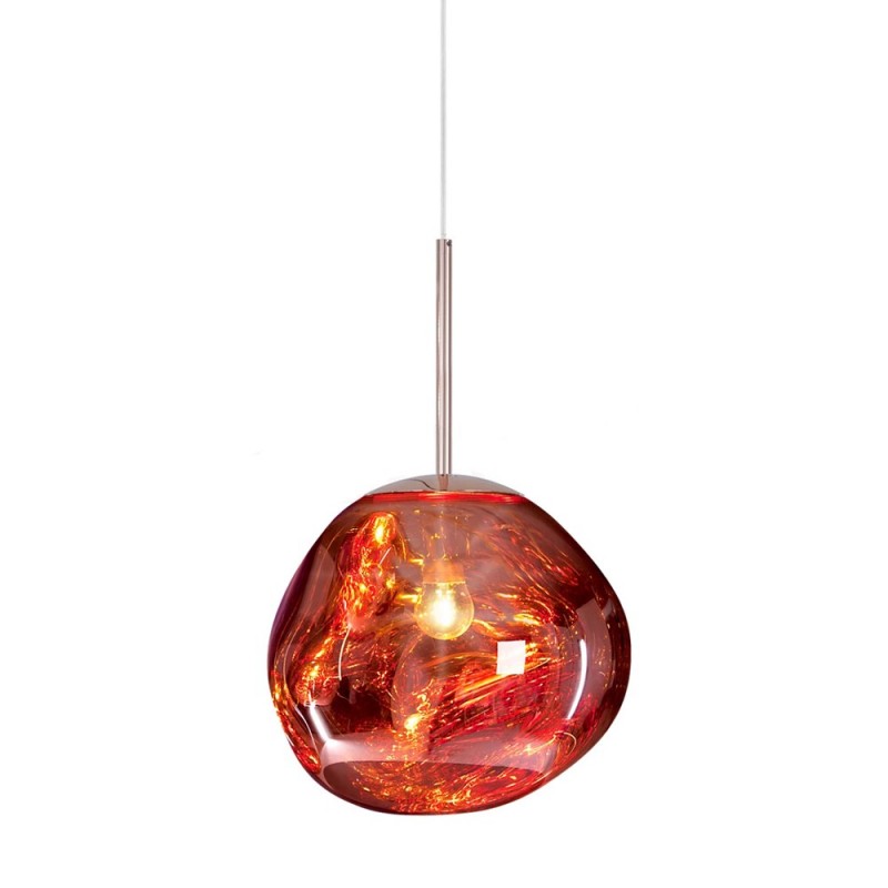 Organisk lampe i guld over rundt spisebord
