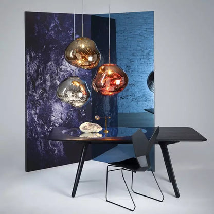 Loftlampe i sølv hængende i minimalistisk indretning