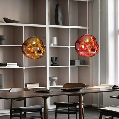Designlampe i rød afwerking hængende over spisebord