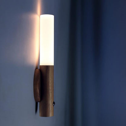 Bevægelsessensorlampe monteret på væg i mørk gang