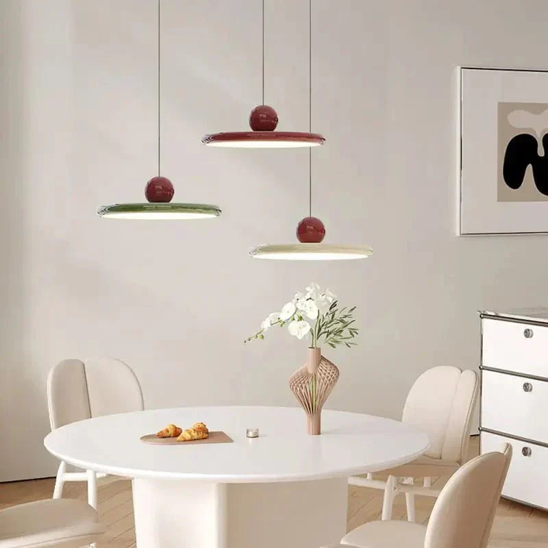 Bauhaus designpendel med rød accentknop i nærbillede