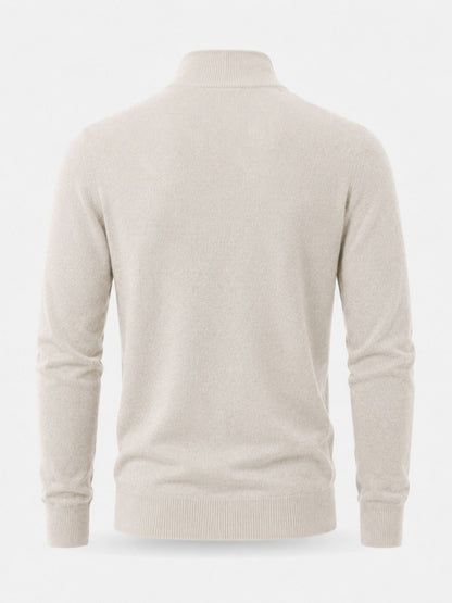 Herrestriktrøje i uld med lynlås og høj krave - stylet med jeans