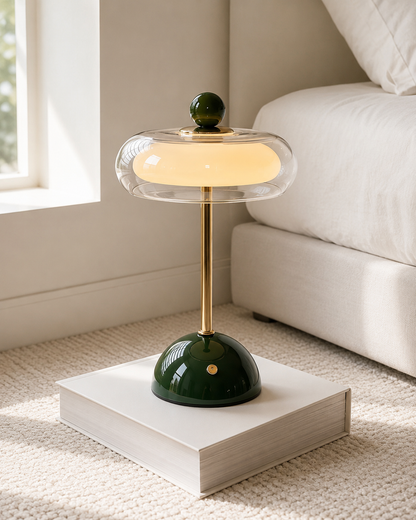 USB-C opladningsstik på bunden af retro glasbordslampe