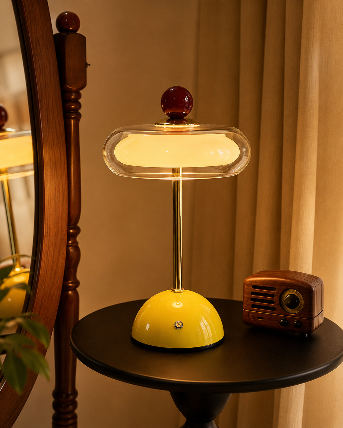 Detaljebillede af guldfarvet stang og glaskuppel på retro bordslampe