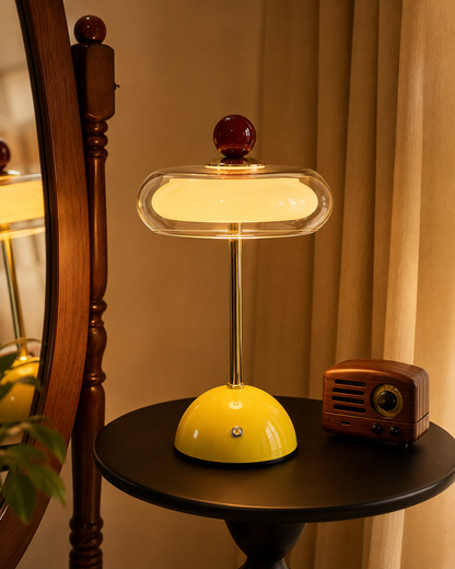 Detaljebillede af guldfarvet stang og glaskuppel på retro bordslampe