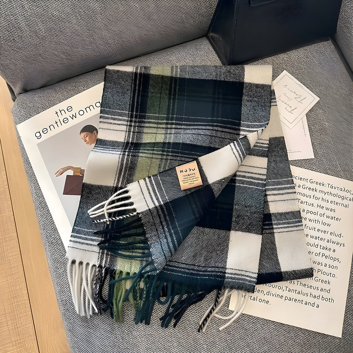 Dame med ternet cashmere-sjal som halstørklæde