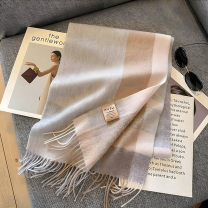 Cashmere-vintersjal rullet og vist som gave