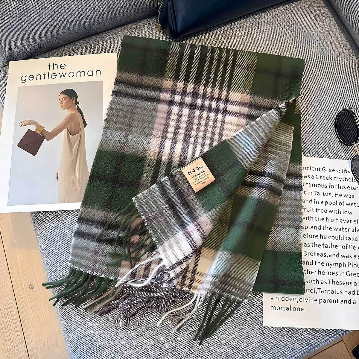 Ternet cashmere-sjal foldet over stol