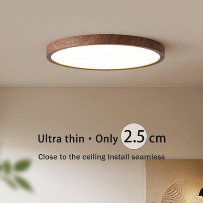 Loftlampe med naturlig træfinish i skandinavisk indretning