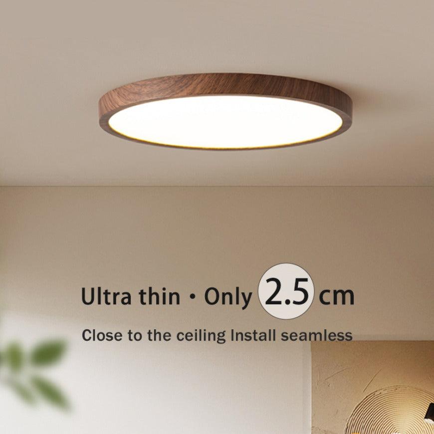 Loftlampe med naturlig træfinish i skandinavisk indretning