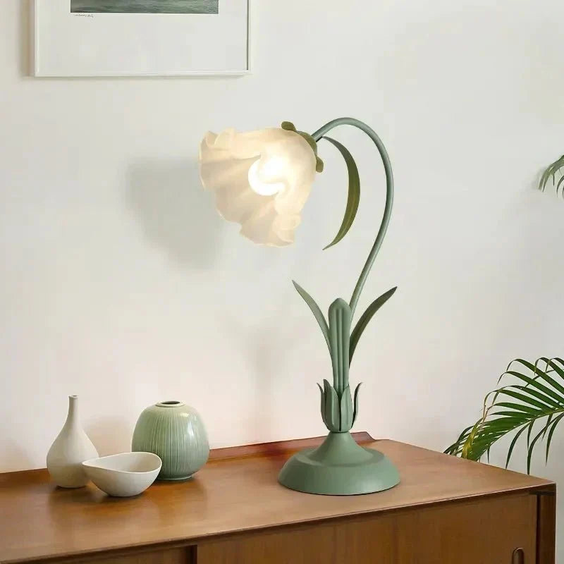Blomsterformet bordlampe i akryl og metal – grøn