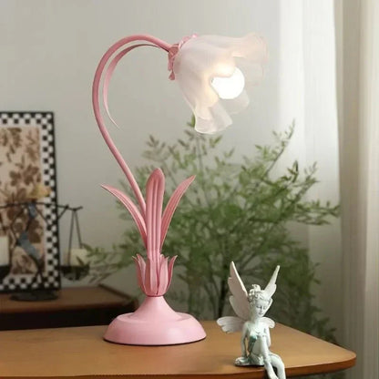 Nærbillede af akrylblomster på bordlampe