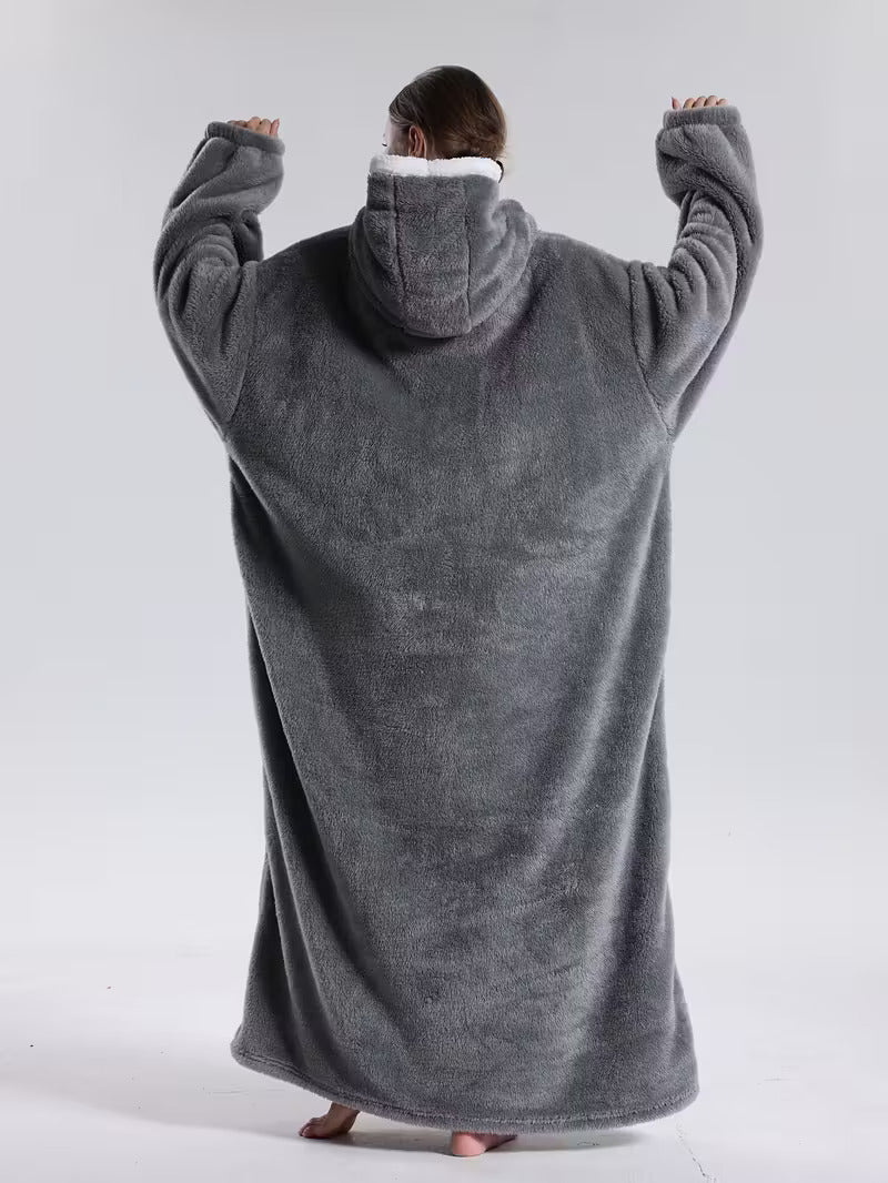 Hoodie-tæppe vist forfra med hætte og ærmer