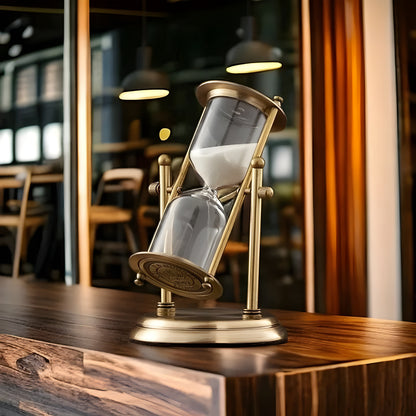 Drejbart timeglas i guldfarvet messing – set fra siden